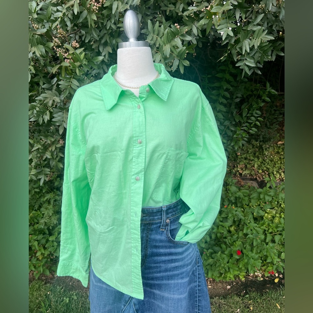 Universal Thread Light Green Cropped Fit Shirt NWT - image 3